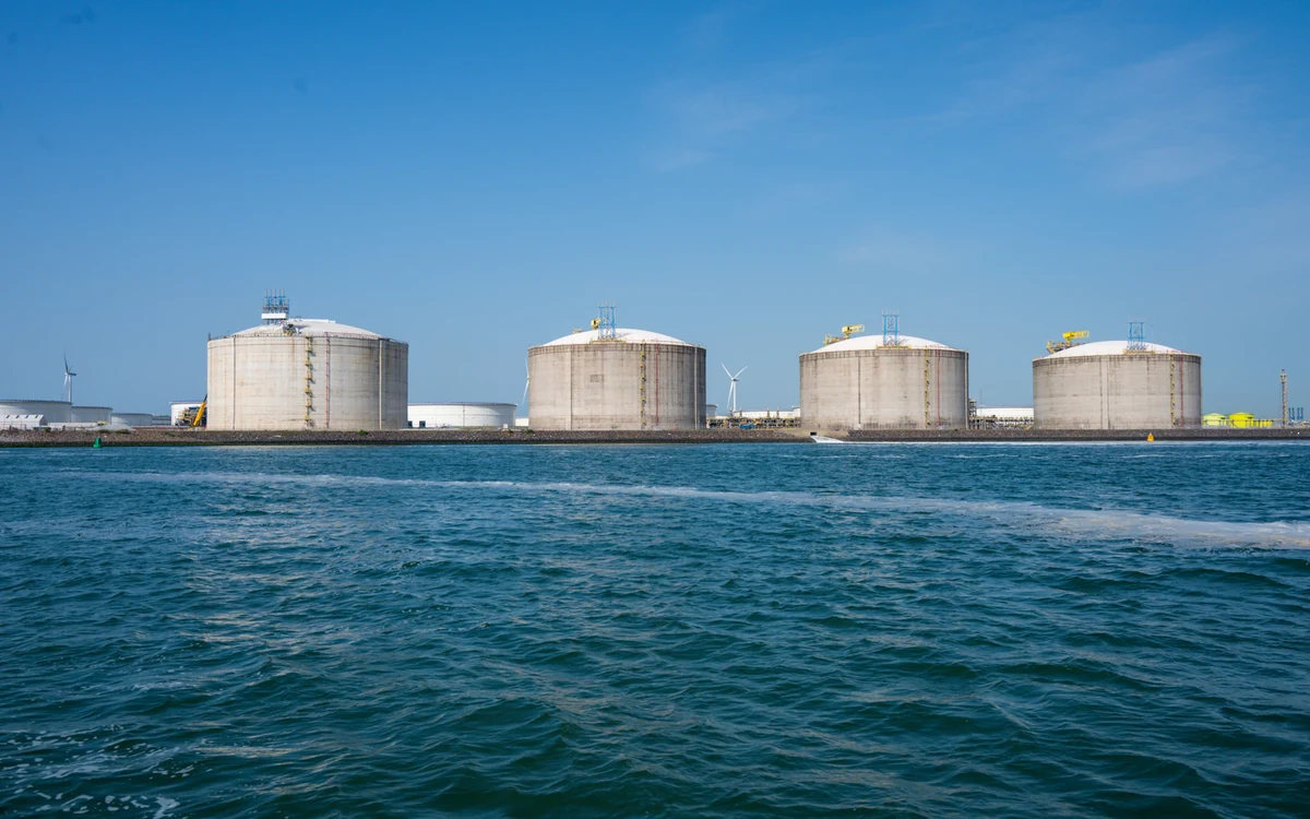 Coastal liquid storage terminal supporting methanol trading